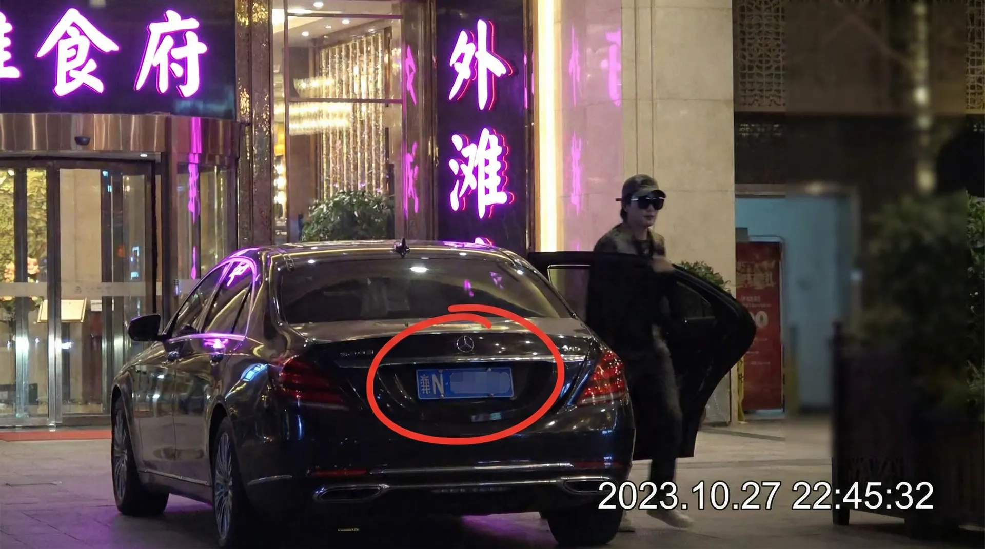 黑料网-黑料最新资讯与原创精选|黑料 - 豪车餐厅外被拍
